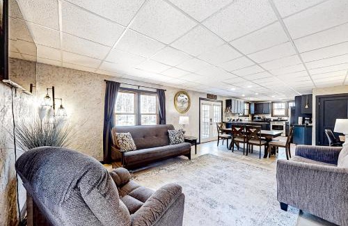 Minocqua House | Stay on the Island & A Step Above Full Property