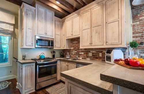 Oxford Condo | Stay on the Square Walk to football!