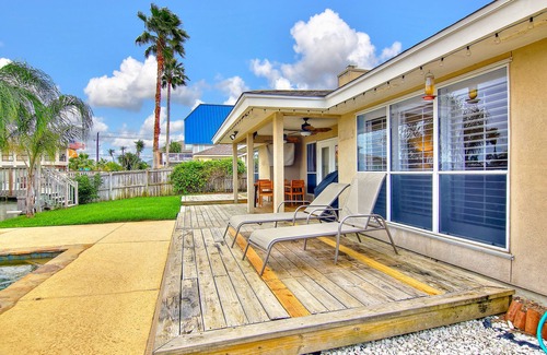 Corpus Christi House | STAY ON THE WATER AND SPLASH IN THE POOL! (30 day minimum)