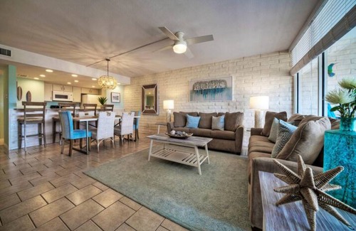 Port Aransas Condo | Stay Palm by AvantStay | Boardwalk, Pool