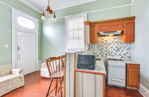 Faubourg Lafayette Apartment | Stay & Play: New Orleans Apt Near Downtown