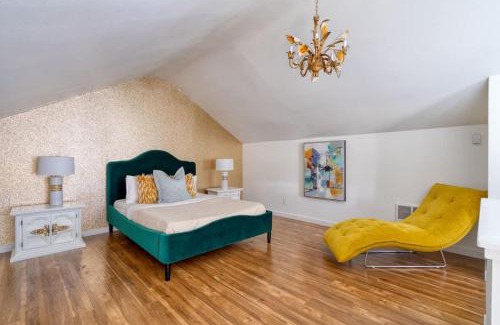 Hosford-Abernethy Apartment | Stay Portland Collection - Lively 2BR Old Hollywood Apt - 92 WalkScore