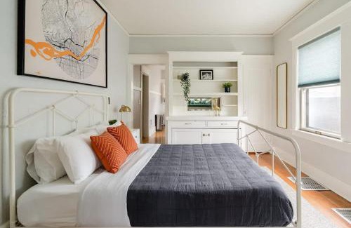 Belmont Apartment | Stay Portland - PDX Art Deco Lounge - Local Eateries, Bars & Shops