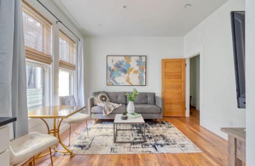 Uptown Apartment | Stay Portland - The Etourdissante Suite - Forest Park & Local Eats