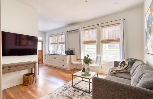 Uptown Apartment | Stay Portland - The Etourdissante Suite - Forest Park & Local Eats