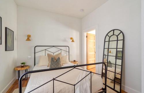 Uptown Apartment | Stay Portland - The Etourdissante Suite - Forest Park & Local Eats