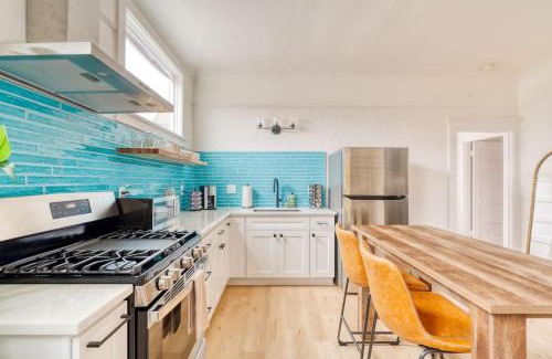 Sullivan's Gulch Apartment | Stay Portland - The Garden Bungalow on Broadway - 94 WalkScore
