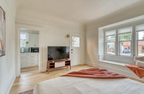 Irvington Apartment | Stay Portland - The Sullivan's Gulch Lodge - 94 WalkScore
