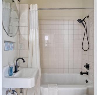 Irvington Apartment | Stay Portland - The Sullivan's Gulch Lodge - 94 WalkScore