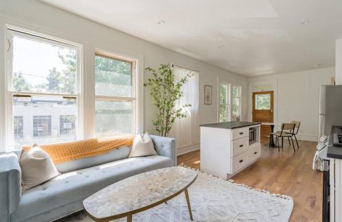 Uptown Apartment | Stay Portland - The Tournesol Suite- Leisurely Strolls on NW 23rd