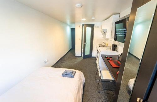 Selly Oak House | STAY SA Equipped Studios 10 mins from City centre and next to UOB!