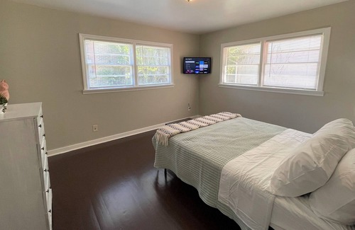 New Castle House | Stay @ The Orchid - Remodeled & 13 Minutes to DT