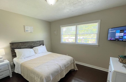 New Castle House | Stay @ The Orchid - Remodeled & 13 Minutes to DT