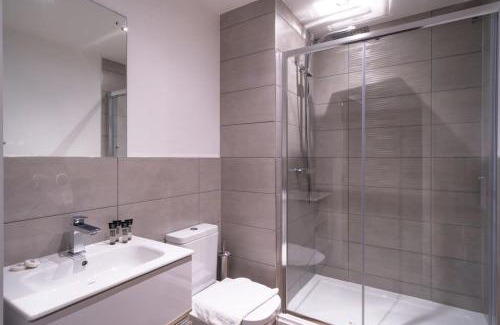 Old Trafford Apartment | Stay Zeni, Alexandra Rise Manchester Chic 1BR Flat