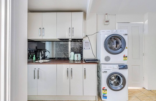 Malvern East Apartment | StayAU Cozy 1BR Living Space Chadstone