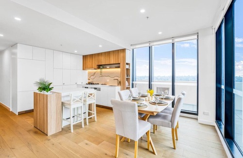 Box Hill Apartment | StayAU Luxurious Penthouse 3BR Panoramic Views