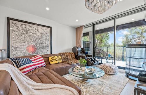 Oakleigh House | StayAU Modern 2BR Townhouse w/pool