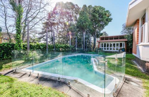 McKinnon House | StayAU Spacious 6BR McKinnon Pool Home
