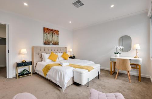 Ringwood East House | StayAU Stylish Spacious 4BR Home Ringwood