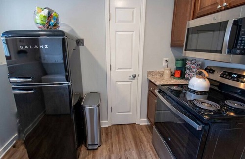 Lawrence Apartment | StayAwhile: SugarSkull Retreat- 2 min/Mass St!