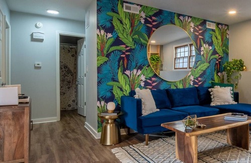 Lawrence Apartment | StayAwhile: SugarSkull Retreat- 2 min/Mass St!