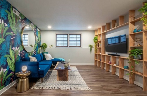 Lawrence Apartment | StayAwhile: SugarSkull Retreat- 2 min/Mass St!
