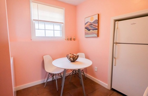 Oread Apartment | StayAwhile: The Bauhaus Retreat- 3Min walk Mass/KU