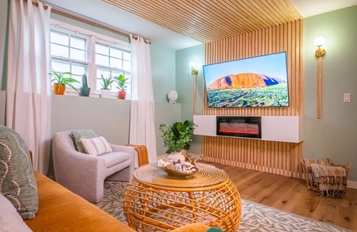 Oread Apartment | StayAwhile: The Bauhaus Retreat- 3Min walk Mass/KU