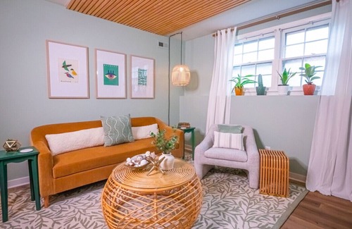 Oread Apartment | StayAwhile: The Bauhaus Retreat- 3Min walk Mass/KU