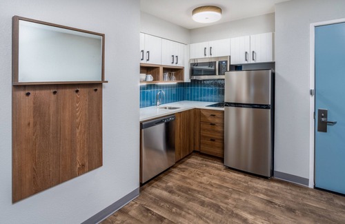 Glendale Hotel | Staybridge Suites Denver - Cherry Creek by IHG