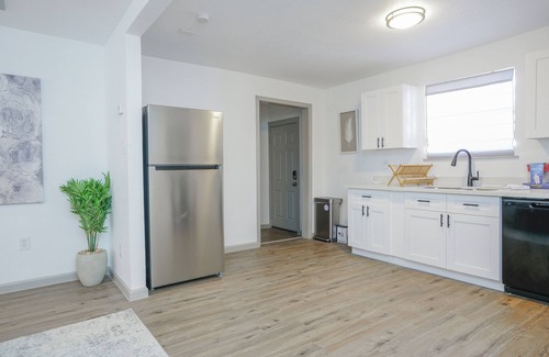 Galveston Bed & Breakfast | Staycasion @ Galveston. 6 minutes to Seawall.