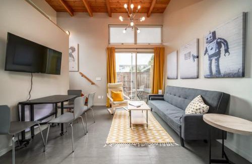 Belmont House | #StayInMyDistrict Buckman Bright Spacious Townhome