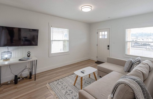 Coos Bay House | #StayinMyDistrict Coos Bay Zen Cottage