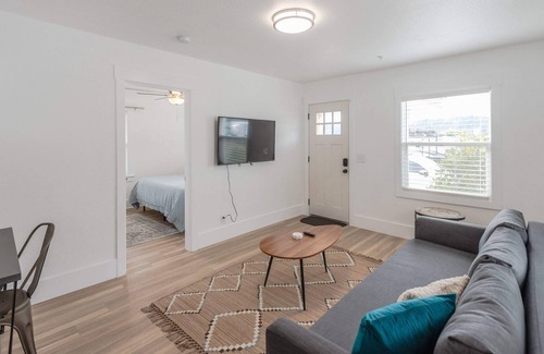 Coos Bay House | #StayinMyDistrict Goldfinch Cottage Coos Bay