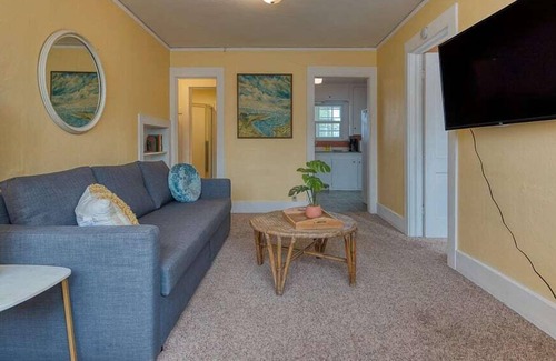 Coos Bay Apartment | #StayinMyDistrict Historic Heritage House Apt