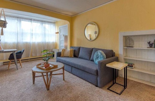 Coos Bay Apartment | #StayinMyDistrict Historic Heritage House Apt