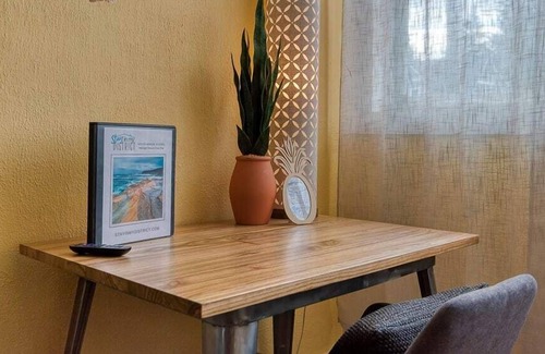 Coos Bay Apartment | #StayinMyDistrict Historic Heritage House Apt