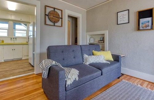 Coos Bay Apartment | #StayinMyDistrict Historic Heritage Walk to Bay