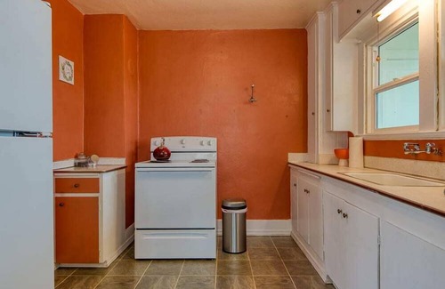Coos Bay Apartment | #StayinMyDistrict Historic Heritage House Apt