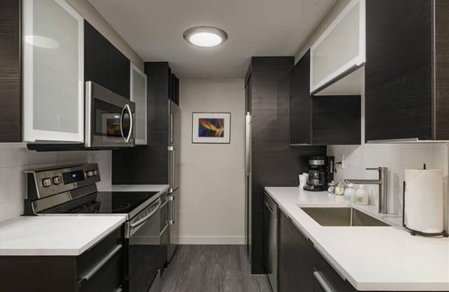 Hayhurst Apartment | #StayInMyDistrict Multnomah Village Modern Retreat