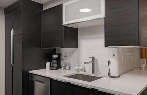 Hayhurst Apartment | #StayInMyDistrict Multnomah Village Modern Retreat
