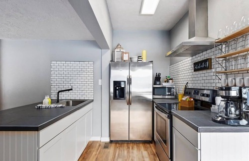 Twin Falls House | #StayinMyDistrict Twin Falls Bright Sunny Bungalow