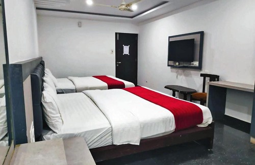 Mahadevpet Hotel | STAYMAKER Hotel Hill View