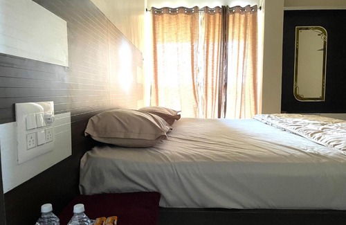 Chamarajanagara Hotel | STAYMAKER Royal Brothers Lodging and Restaurant
