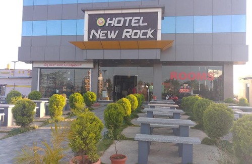 Channarayapattana Hotel | STAYMAKER The New Rock Hotel