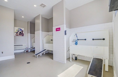 Huntersville Condo | StaysByWalker 1BR - KingBed! Gym/Pool/HotTub/Sauna