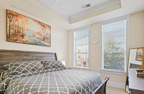 Huntersville Condo | StaysByWalker 2BR -KingBeds! Gym! HotTub! Sauna!