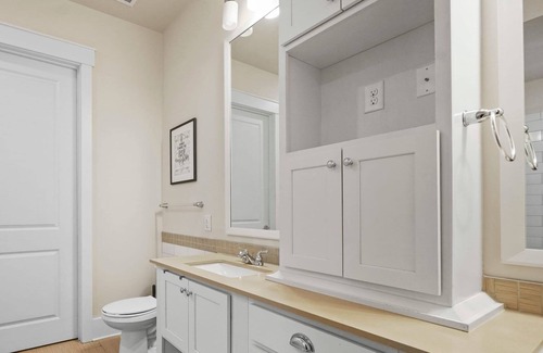Huntersville Condo | StaysByWalker 2BR -KingBeds! Gym! HotTub! Sauna!