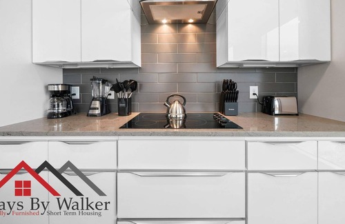 Second Ward Condo | StaysByWalker Lux 2BR Uptown! Spa/Gym/KingBed