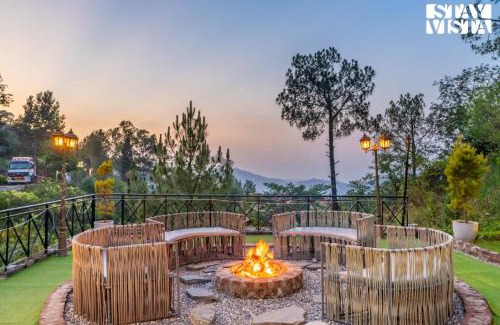 Kasauli Villa | StayVista at Dream Haus with Lawn, Jacuzzi, WiFi